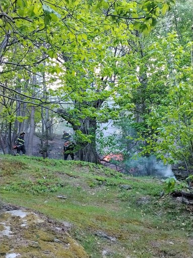 Vigili del Fuoco di Ormea VF di Garessio e A.I.B impegnati incendio sotto la frazione di Chionea