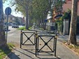 Le barriere lungo il viale poste vicino agli incroci Le barriere lungo il viale poste vicino agli incroci