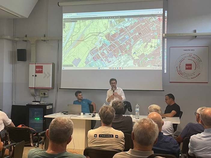 Nella foto il sindaco Gatto illustra la modifica urbanistica durante un incontro del giugno scorso Nella foto il sindaco Gatto illustra la modifica urbanistica durante un incontro del giugno scorso