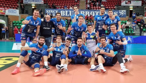 La gioia del ragazzi di Cuneo dopo la vittoria per 3-0 con la BCC Castellana Grotte (Foto: Cuneo Volley)