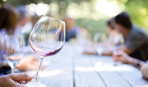 Vino, il bicchiere è mezzo vuoto: verso chiusura negativa nella gdo italiana per il quinto anno consecutivo