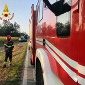Auto va a fuoco alle porte di Barolo: messa in sicurezza dai vigili del fuoco Auto va a fuoco alle porte di Barolo: messa in sicurezza dai vigili del fuoco