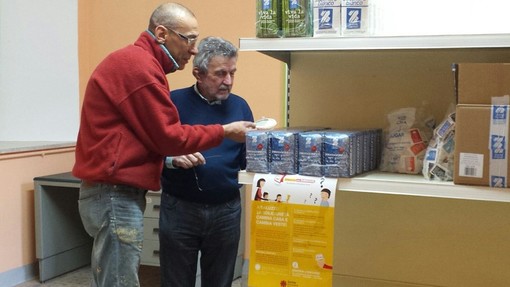 Saluzzo, Emprio Caritas della Solidarietà, volontari impegnati nel rifornimento
