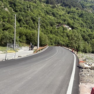 Il nuovo ponte che porta agli stabilimenti Acqua Sant'Anna di frazione Roviera, a Vinadio