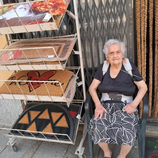 Vincenti Lena davanti alla sua bottega sul Paschero di Verzuolo Vincenti Lena davanti alla sua bottega sul Paschero di Verzuolo