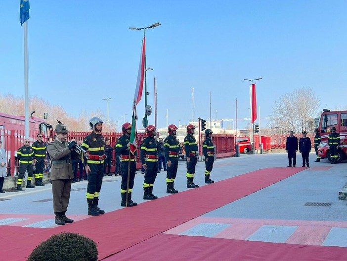 Nella galleria fotografica alcuni momenti della cerimonia in corso presso il Comando provinciale dei Vigili del Fuoco