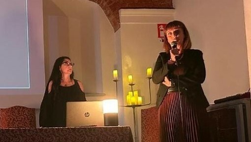 Laura Lovera (a destra) con Beatrice Del Bo curatrice delle Festa del libro medievale e antico di Saluzzo durante una conferenza a Verzuolo Laura Lovera (a destra) con Beatrice Del Bo curatrice delle Festa del libro medievale e antico di Saluzzo durante una conferenza a Verzuolo