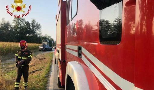 Auto va a fuoco alle porte di Barolo: messa in sicurezza dai vigili del fuoco Auto va a fuoco alle porte di Barolo: messa in sicurezza dai vigili del fuoco