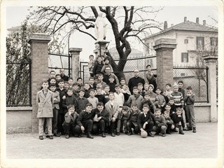 I "ragazzi di Don Orione" nel cortile di Villa Sandri I "ragazzi di Don Orione" nel cortile di Villa Sandri