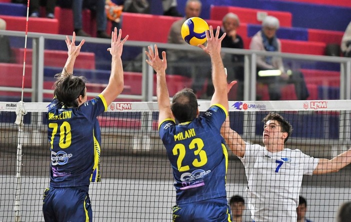 Un'azione di gioco della partita dei monregalesi con Caronno Un'azione di gioco della partita dei monregalesi con Caronno