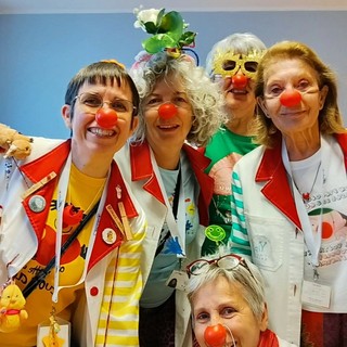 Tutti a Cuneo per la Giornata Nazionale del Naso Rosso: i clown VIP invadono via Roma