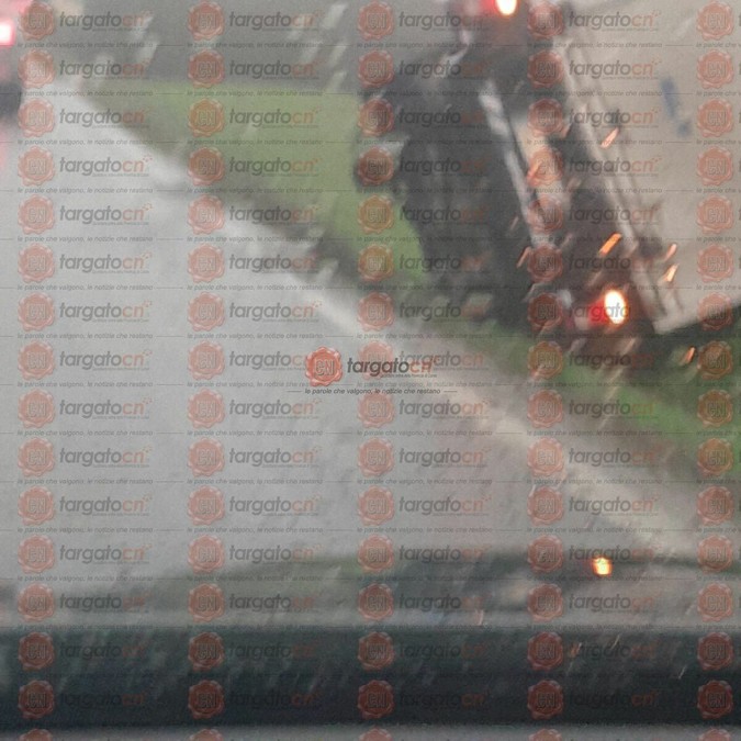 Uno dei due mezzi ribaltati sull SP7 nei pressi di Verduno