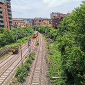 La zona interessata che i vigili del fuoco stanno mettendo in sicurezza si trova verso il cavalcavia di Corso Italia ad Alba