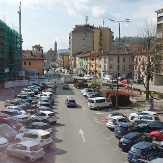 Panoramica sulla centrale piazza Martiri della Libertà a Verzuolo Panoramica sulla centrale piazza Martiri della Libertà a Verzuolo
