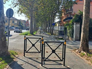 Le barriere lungo il viale poste vicino agli incroci Le barriere lungo il viale poste vicino agli incroci