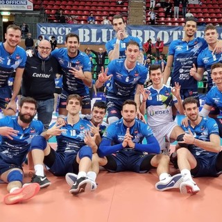 La gioia del ragazzi di Cuneo dopo la vittoria per 3-0 con la BCC Castellana Grotte (Foto: Cuneo Volley)