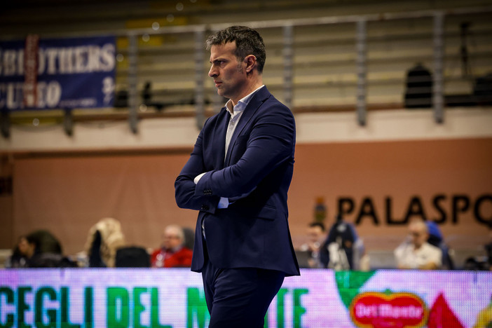 Amareggiato Matteo Battocchio per la brutta prestazione della sua squadra (Foto Cisterna Volley)