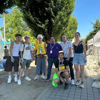 L'assessore Roberto Cavallo e l'assessora Lucia Vignolo insieme ai volontari L'assessore Roberto Cavallo e l'assessora Lucia Vignolo insieme ai volontari