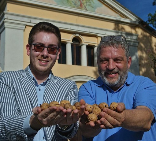 Il sindaco di Villanova Solaro Gabriele Giletta con il presidente della Pro loco Mauro Rosso Ph. Agenzia Acca Il sindaco di Villanova Solaro Gabriele Giletta con il presidente della Pro loco Mauro Rosso Ph. Agenzia Acca