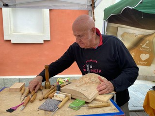I momenti della prima edizione della Sagra della Noce e della Frutta a guscio a Villanova Solaro - scultore I momenti della prima edizione della Sagra della Noce e della Frutta a guscio a Villanova Solaro - scultore