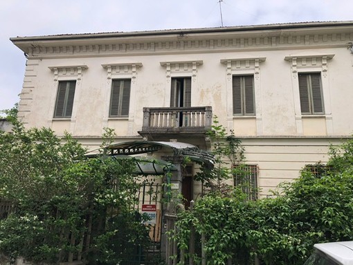 L'esterno di Villa Invernizzi coperto da rovi ed il balcone danneggiato dal quale è stato rubato il portabandiera