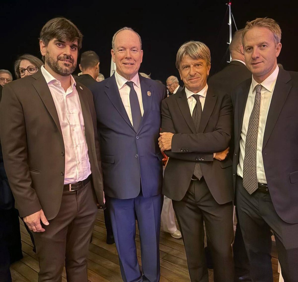 I tre sindaci di Novello, Cerretto Langhe e Niella Belbo col principe Alberto di Monaco I tre sindaci di Novello, Cerretto Langhe e Niella Belbo col principe Alberto di Monaco