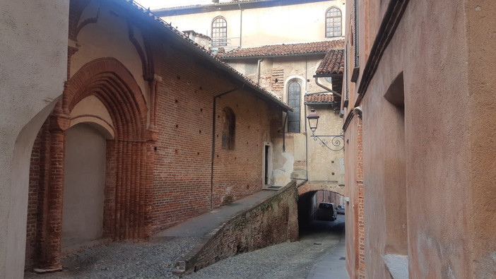Saluzzo, via Tapparelli in corrispondenza della chiesa di San Giovanni