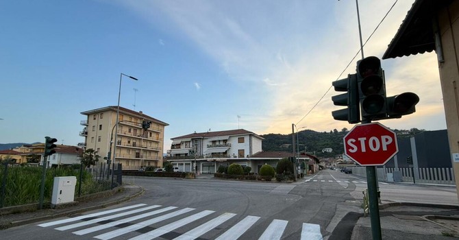 L'impianto semaforico spento a Verzuolo all'incrocio della Provinciale 589 tra via Asilo Keller e via Chiamina