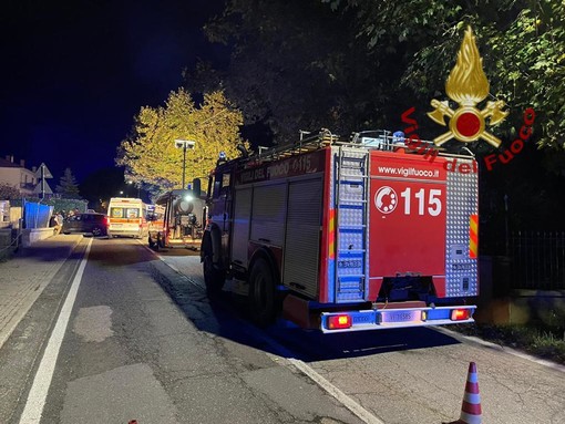 Novello: auto esce di strada e prende fuoco in località Baricalino