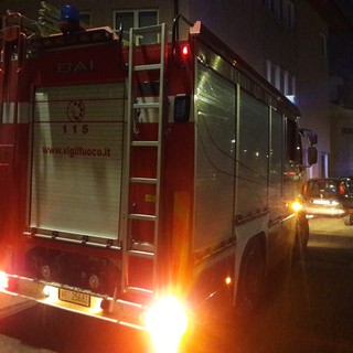 Principio d'incendio in un ex negozio ad Alba: intervento tempestivo dei Vigili del Fuoco, nessun ferito