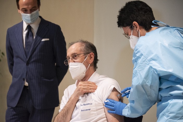 Il dottor Enzo Abrigo, responsabile medico della Residenza di Rodello, si vaccina sotto gli occhi del governatore Cirio. Era il 27 dicembre 2020, giornata di inizio della campagna vaccinale in Piemonte