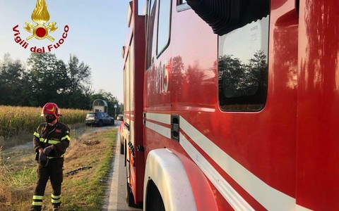 Auto va a fuoco alle porte di Barolo: messa in sicurezza dai vigili del fuoco