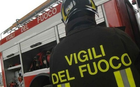 Principio d’incendio a Neviglie, in fiamme una legnaia in località Tinella