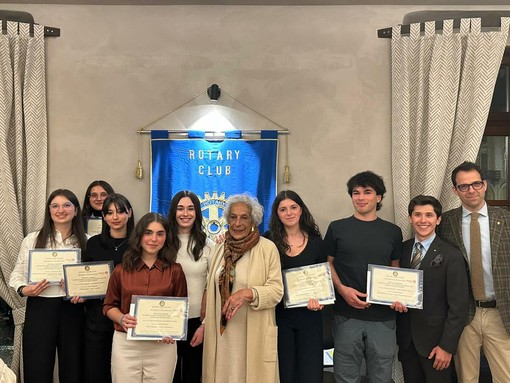I vincitori del concorso letteraio Rotarac e Rotary Saluzzo con la signora Gina Bersezio Civallero, Luca Madala e il presidente Rotary Saluzzo Luigi Giulini Richard foto Luigi Fassino
