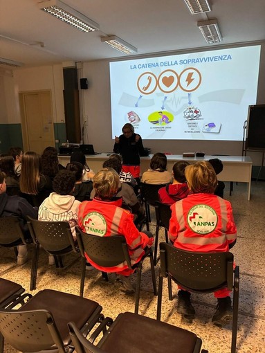 A Dogliani grazie ai volontari quasi 500 studenti a lezione di primo soccorso: “Si impara da piccoli a salvare una vita”
