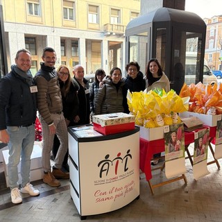 Volontari AIL e personale del reparto di Ematologia dell’Ospedale Santa Croce e Carle di Cuneo Volontari AIL e personale del reparto di Ematologia dell’Ospedale Santa Croce e Carle di Cuneo