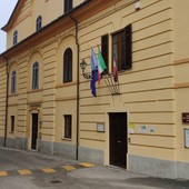 Il Municipio di Vezza d'Alba Il Municipio di Vezza d'Alba