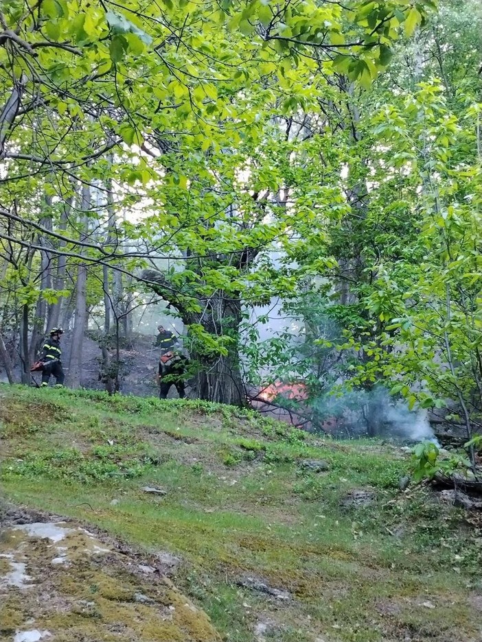 Vigili del Fuoco di Ormea VF di Garessio e A.I.B impegnati incendio sotto la frazione di Chionea Vigili del Fuoco di Ormea VF di Garessio e A.I.B impegnati incendio sotto la frazione di Chionea