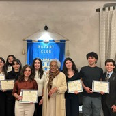 I vincitori del concorso letteraio Rotarac e Rotary Saluzzo con la signora Gina Bersezio Civallero, Luca Madala e il presidente Rotary Saluzzo Luigi Giulini Richard foto Luigi Fassino
