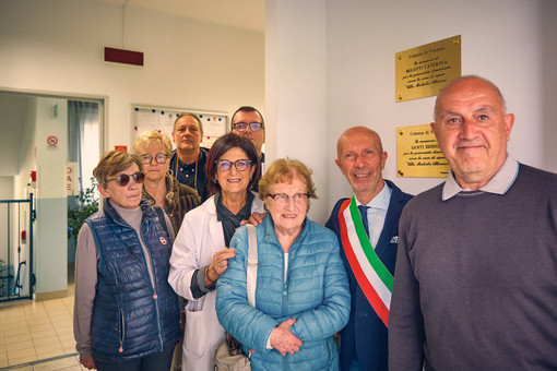 Venasca, scoperte targhe per i benefattori Yvonne e Isidoro Santi alla Casa di Riposo “Villa Michelis Allasina”
