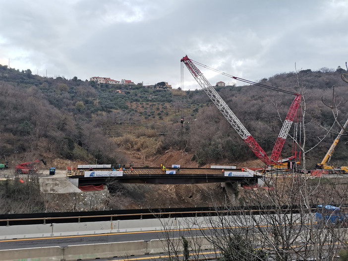 Crollo viadotto A6 Torino Savona: posato il ponte in acciaio, entro il 7 marzo la possibile riapertura (VIDEO)