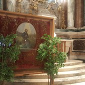 In foto il vessillo della Società di Sant’Isidoro di Bra, conservato nel Santuario della Madonna dei Fiori
