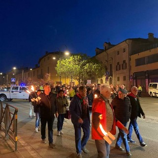 Verzuolo celebra il 25 Aprile tra memoria e pace con la fiaccolata, testimonianze e festa