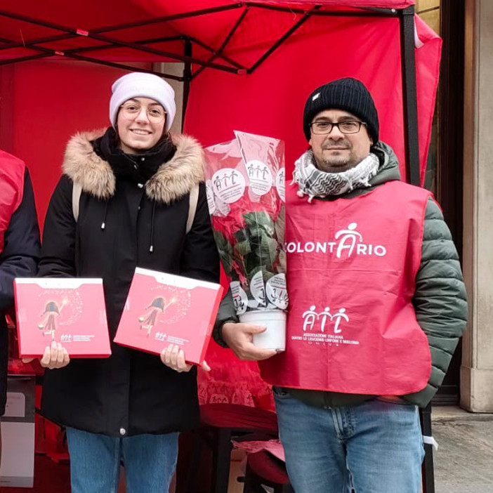 Volontari Ail in piazza con le Stelle di Natale e i Sogni di Cioccolato Volontari Ail in piazza con le Stelle di Natale e i Sogni di Cioccolato