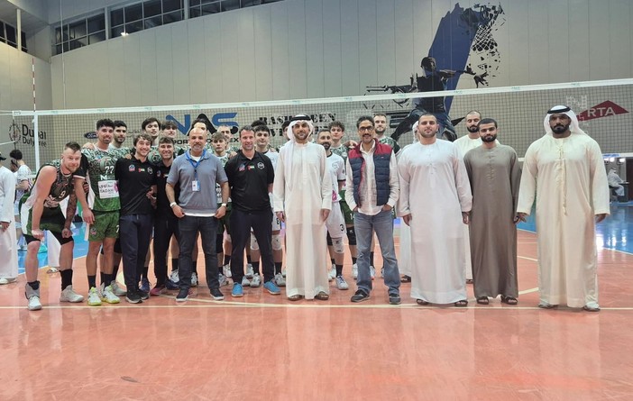 La squadra cuneese insieme con gli uomini dello sponsor Altadawi al termine dell'incontro perso con Cisterna