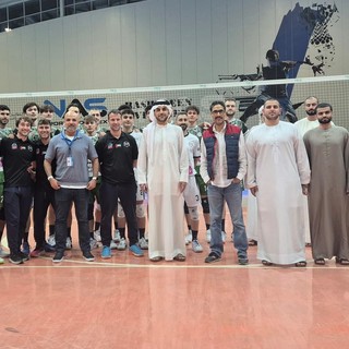 La squadra cuneese insieme con gli uomini dello sponsor Altadawi al termine dell'incontro perso con Cisterna La squadra cuneese insieme con gli uomini dello sponsor Altadawi al termine dell'incontro perso con Cisterna