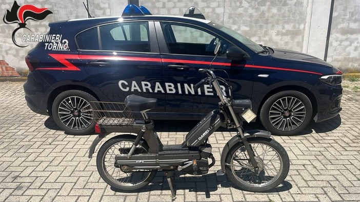 Gli rubarono il motorino 42 anni fa: il ricordo d'adolescenza ritorna al proprietario, ora 58enne Gli rubarono il motorino 42 anni fa: il ricordo d'adolescenza ritorna al proprietario, ora 58enne