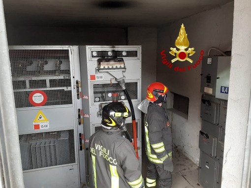 Fossano, a fuoco una cabina elettrica di strada del Lucchetto: vigili del fuoco sul posto