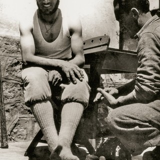 Walter Bonatti alla Terme di Valdieri nel maggio 1956
