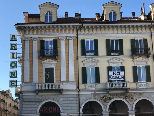 &quot;No Berlusconi&quot;: a Cuneo striscioni contro la sua possibile salita al Quirinale